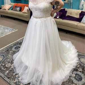 Women’s wedding dress. Never worn, only tried on. Size 16